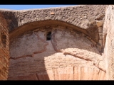 04340 ostia - regio i - insula viii - botteghe (i,viii,9) - raum re der treppe - nordseite - detail - 09-2022.jpg